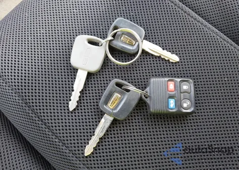 2000 Lincoln Town Car Signature z USA, uszkodzony, nr VIN 1LNHM82W8YY901892